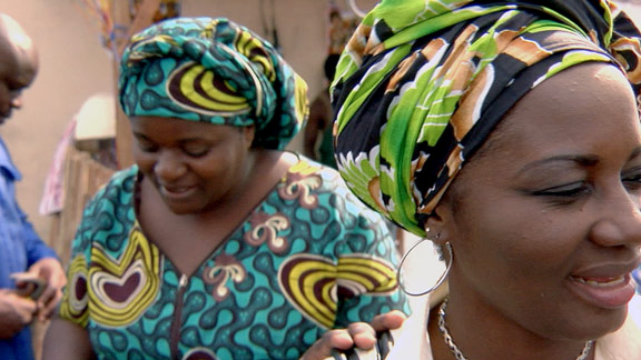 A still image from Rien que la Vérité, showing two women having a conversation